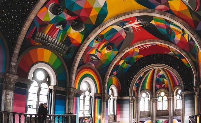 Una vieja iglesia asturiana transformada en un parque de skate y pintada con coloridos graffitis
